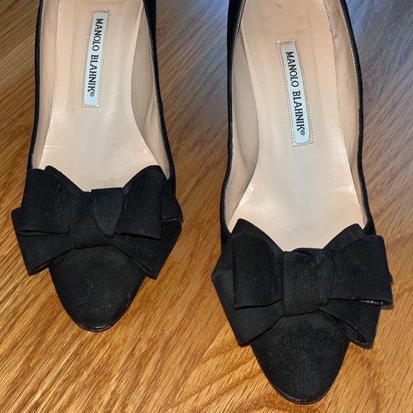 Manolo Blahnik Shoes - Manolo Blahnik Bow Kitten Heel